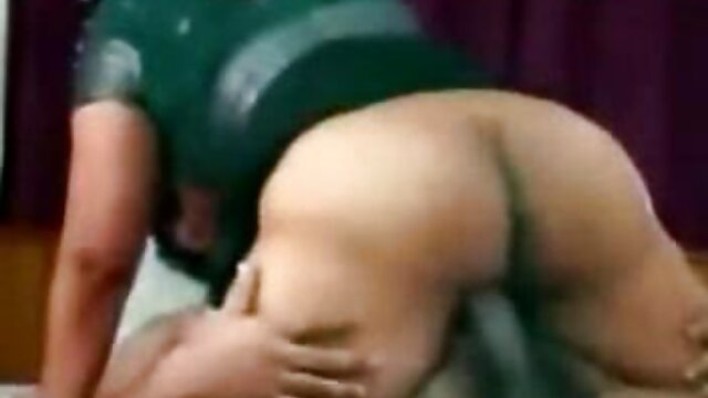 در روسیه ، مردم در حال حاضر برای سال نو آماده می شوند ، سکس 2018 hd جنس وحشیانه در برابر پس زمینه یک درخت کریسمس