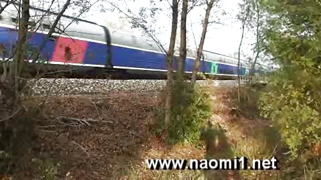 زن سیاه و سکسلوله سفید دیوانه وار می خواهد رابطه جنسی و او به تماشای تلویزیون